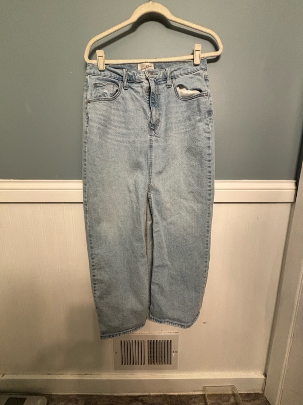 Universal Thread High-Rise Light Blue Denim Jeans